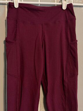 Rae Mode Women's Capri Leggings With Pockets Burgundy Size Small New w/out Tags